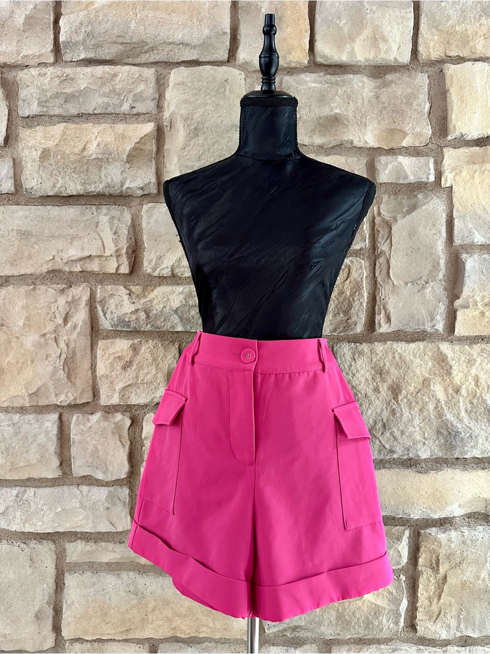 High-Waist Fuchsia Cargo Shorts with Cuffed Hem